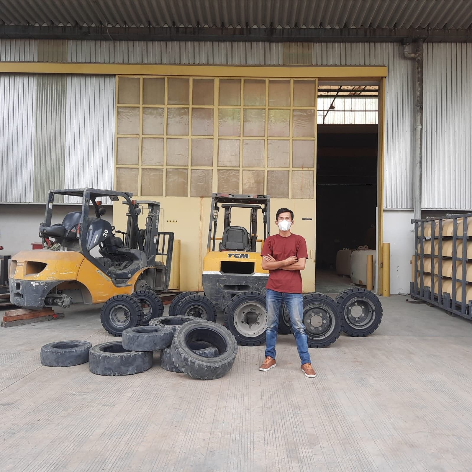 Forklift dan stok ban di gudang TOMODA
