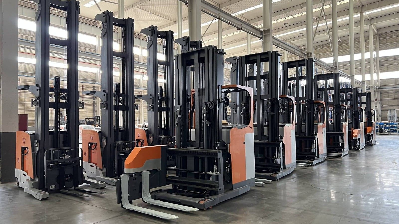 Deretan reach truck di gudang