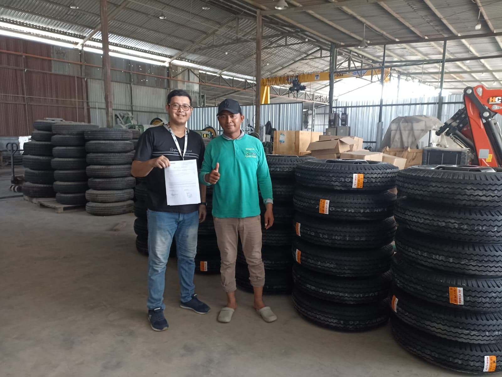 Tim TOMODA bersama pelanggan di gudang ban forklift